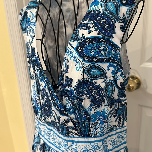 Sleeveless dress zippers in back - Picture 2 of 9